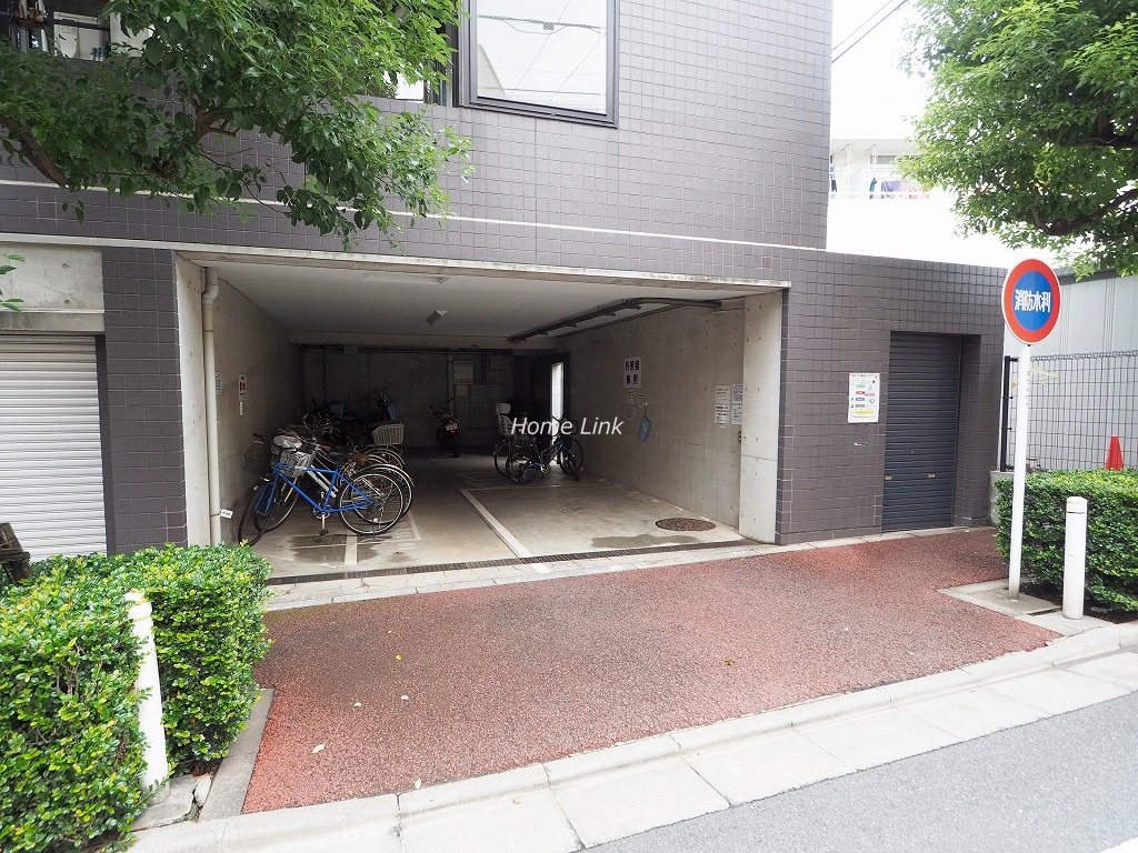 サラータ赤塚　駐輪場出入り口